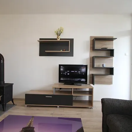 Walk To Old Town Apartment - Free Parking *